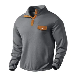 Detalle de sudadera de forro polar gris para hombre con cuello Henley marrón.