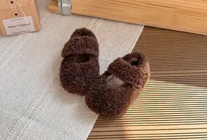 Primo piano di scarpe invernali marroni per bambini con calda fodera