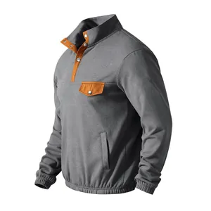 Detalle lateral de la sudadera de forro polar para hombre con cuello Henley y contrastes.
