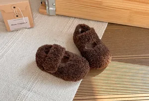 Dettaglio di scarpe in peluche marrone con morbida texture sherpa per l'inverno