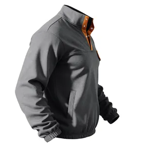 Vista lateral detallada de sudadera de forro polar gris para hombre con cuello alto naranja.
