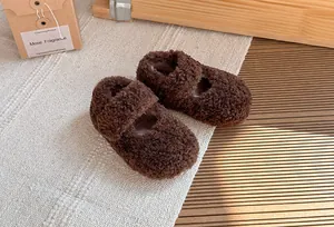 Scarpe calde in peluche marrone scuro per bambini con una morbida fodera termica in pile
