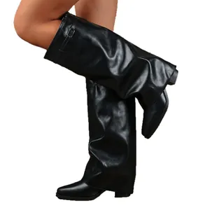 Elegante schwarze Stiefel mit spitzer Zehenpartie, Schnalle und weitem Schaftdesign.