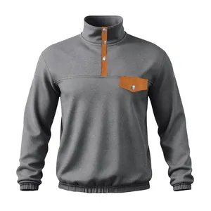 Detalle de sudadera de forro polar para hombre con cuello henley y bolsillo naranja