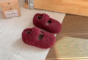 Scarpe Mary Jane pelose bordeaux per bambini con calda fodera in pile per l'inverno.