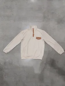 Sudadera polar Amekaji beige con cuello henley y bolsillo de pecho en contraste marrón
