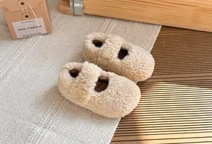 Dettaglio ravvicinato di scarpine per neonati Mary Jane in morbido peluche beige caldo