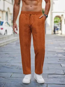 Dettaglio dei pantaloni casual da uomo arancioni a trecce con coulisse e vestibilità