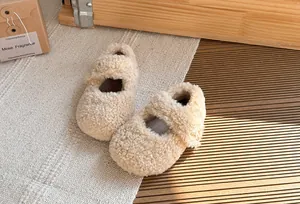 Primo piano di scarpe in pile color crema calde e soffici per bambini piccoli e neonati