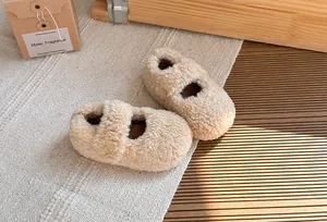 Dettaglio di scarpine Mary Jane in peluche beige per bambini, calde per l'inverno