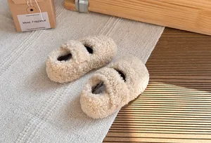 Dettaglio ravvicinato di accoglienti scarpe in peluche per bambini color beige