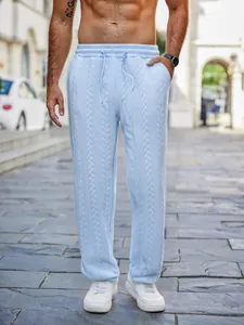 Dettaglio della trama a trecce azzurro su pantaloni casual da uomo con coulisse