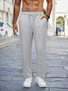 Dettaglio dei pantaloni sportivi grigi testurizzati da uomo con coulisse in vita