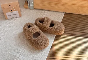 Dettaglio della morbida texture marrone sherpa di queste scarpe invernali per bambini