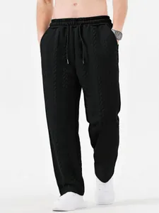 Vista dettagliata dei pantaloni casual neri da uomo con trama a trecce e coulisse