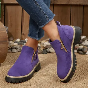 Bottines en daim violet à bout rond avec fermeture éclair dorée et semelle crantée