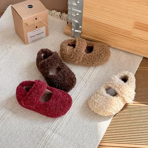 Scarpe invernali in pile per bambini piccoli in quattro colori caldi su un tappeto