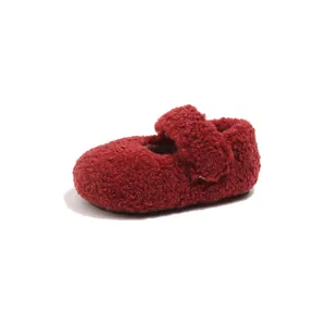 Comode scarpine in pile rosso scuro per neonati per calore e stile durante l'inverno