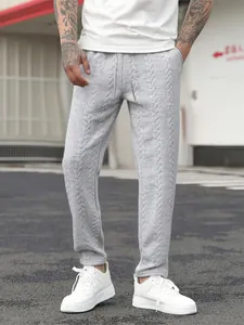 Pantaloni casual grigi in maglia a trecce da uomo con comoda coulisse in vita.
