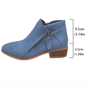 Blauwe suède enkellaarzen voor dames met puntige neus en een lage blokhak van 3,5 cm