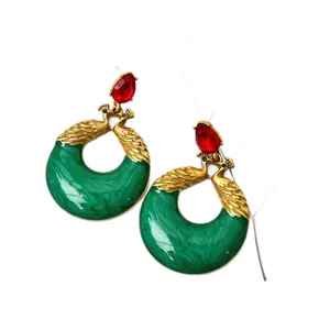 Pendientes de pavo real vintage en resina verde con piedras rojas y detalles dorados