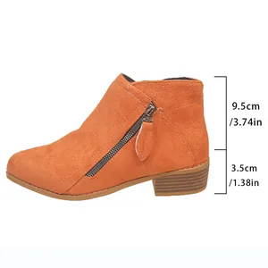 Oranje suède enkellaarsjes voor dames met dubbele ritssluiting en een lage blokhak van 3,5cm.