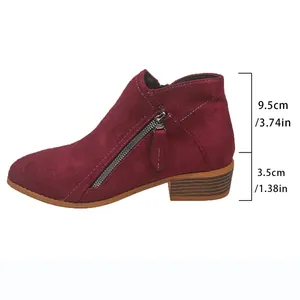 Dames enkellaarzen van bordeauxrood suède met een blokhak van 3,5 cm en rits aan de zijkant.
