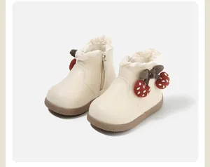 Elegante cremefarbene Baby-Mädchen-Lederstiefeletten mit Erdbeeranhängern und Spitzendetails.