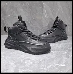 Dettaglio delle sneakers alte in pelle nera con suole spesse da uomo premium
