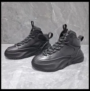 Vista laterale di stivali in pelle nera premium con suola a piattaforma alta chunky.