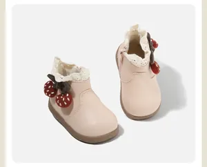 Süße rosa Lederstiefel für Kleinkinder mit Spitzenbesatz und Erdbeer-Verzierungen