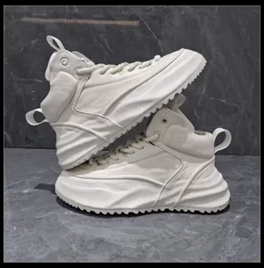 Vista dettagliata di sneaker alte in pelle bianca premium con suole spesse e robuste