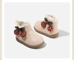 Süße rosa Baby-Mädchen Lederstiefel mit Spitzenbesatz und Erdbeer-Kirsch-Dekorationen