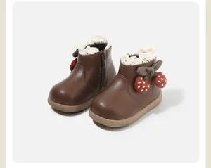 Braune Lederstiefel für Kleinkinder mit süßem Erdbeerdekor und Spitzenbesatz-Detail