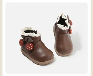 Braune Baby-Lederstiefel mit feinem Spitzenbesatz und Erdbeer-Anhängern.
