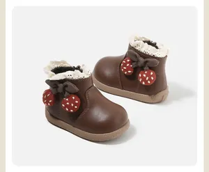 Süße braune Lederstiefel für Babys mit Spitzenbesatz und Erdbeer-Schleifen-Details