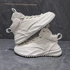 Sneakers alte da uomo in pelle bianca di lusso con suola spessa e rialzo interno