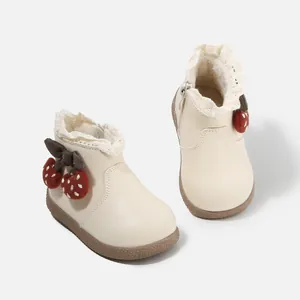 Niedliche cremefarbene Baby-Mädchen-Stiefel mit Spitzenbesatz und Erdbeerdekoration