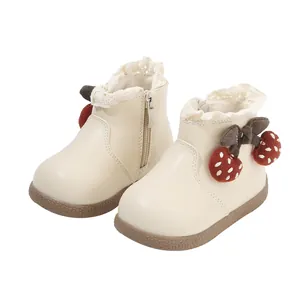 Süße Kleinkind-Mädchen-Lederstiefel in Creme mit Erdbeer-Anhängern und Spitzenbesatz-Details