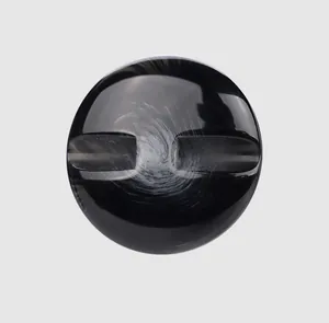 Gros plan d'un bouton en résine noire haut de gamme avec une texture marbrée élégante