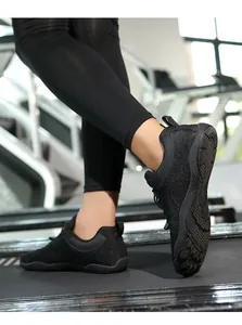 Detailansicht schwarzer Barfußschuhe mit breiter Zehenbox auf dem Laufband