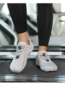 Graue atmungsaktive Barfußschuhe mit breiter Zehenbox für Fitness und das Laufbandtraining