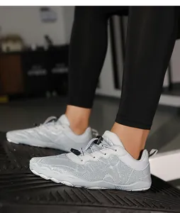 Detailansicht atmungsaktiver Barfußschuhe mit breiter Zehenbox für Fitness und Training