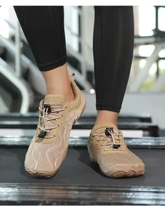 Detailansicht atmungsaktiver Barfußschuhe für Fitnesstraining auf einem Laufband