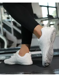 Nahaufnahme weißer, atmungsaktiver Barfußschuhe mit breiter Zehenbox auf Laufband