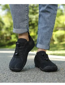 Outdoor-Lifestyle-Ansicht von atmungsaktiven Barfußschuhen für Fitness und Training