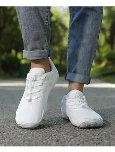Nahaufnahme weißer atmungsaktiver Barfußschuhe mit breitem Zehenbereich für Outdoor-Fitness