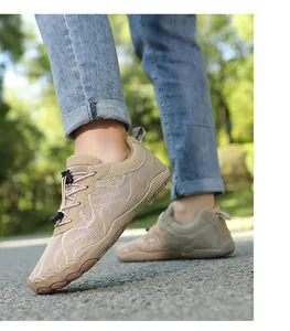 Nahaufnahme atmungsaktiver Barfußschuhe für Outdoor-Fitness mit elastischen Schnürsenkeln