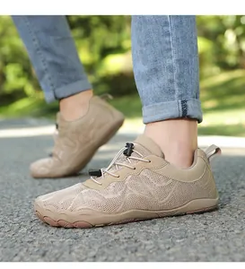 Atmungsaktive khakifarbene Barfußschuhe mit breiter Zehenpartie für Outdoor-Fitness.