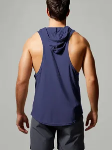 Vista posteriore della felpa fitness smanicata blu navy da uomo con vestibilità atletica